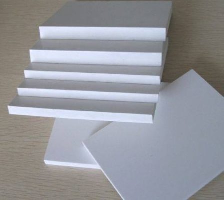 Các mẫu PVC Foam Board màu trắng xếp lớp nhìn rõ độ dày