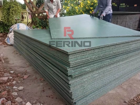 Các tấm nhựa ECO màu xanh xếp chồng, nhìn rõ cạnh tấm
