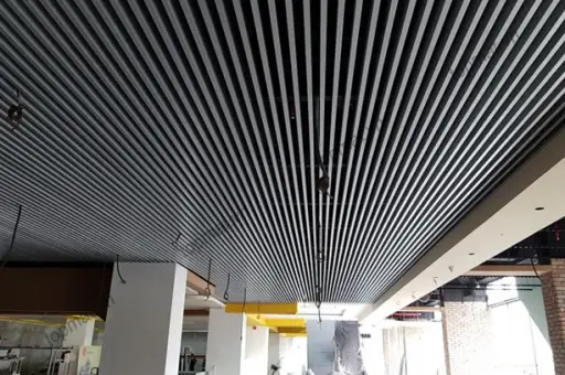 Tấm ốp tường hợp kim nhôm: Một sự lựa chọn hoàn hảo cho công trình của bạn Hệ lam trần màu đen phối tường sáng màu