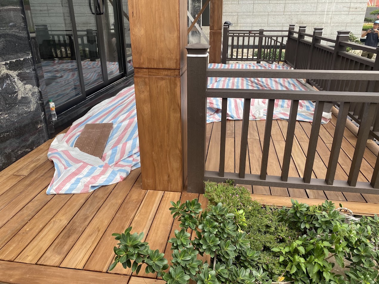 Thi công deck Teak Lào cho khu vực hồ bơi