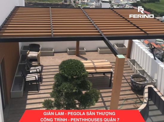 Giàn hoa pergola gỗ nhựa ngoài trời kết hợp đèn chiếu sáng sân thượng