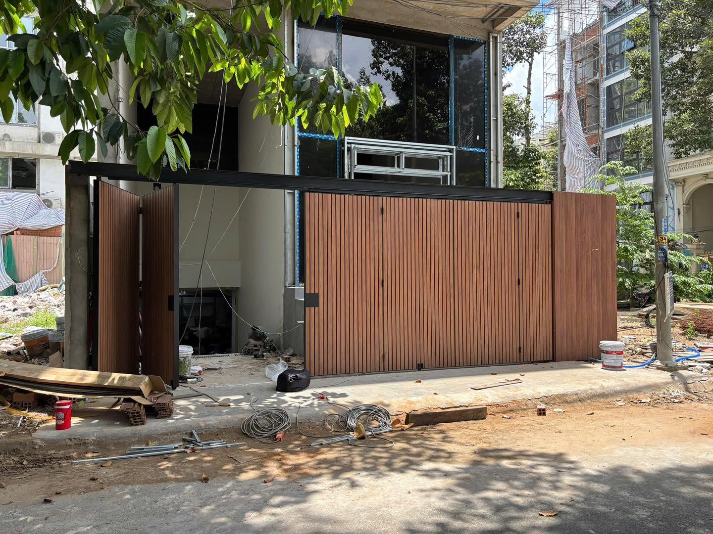 Ốp cổng bằng gỗ nhựa ngoài trời