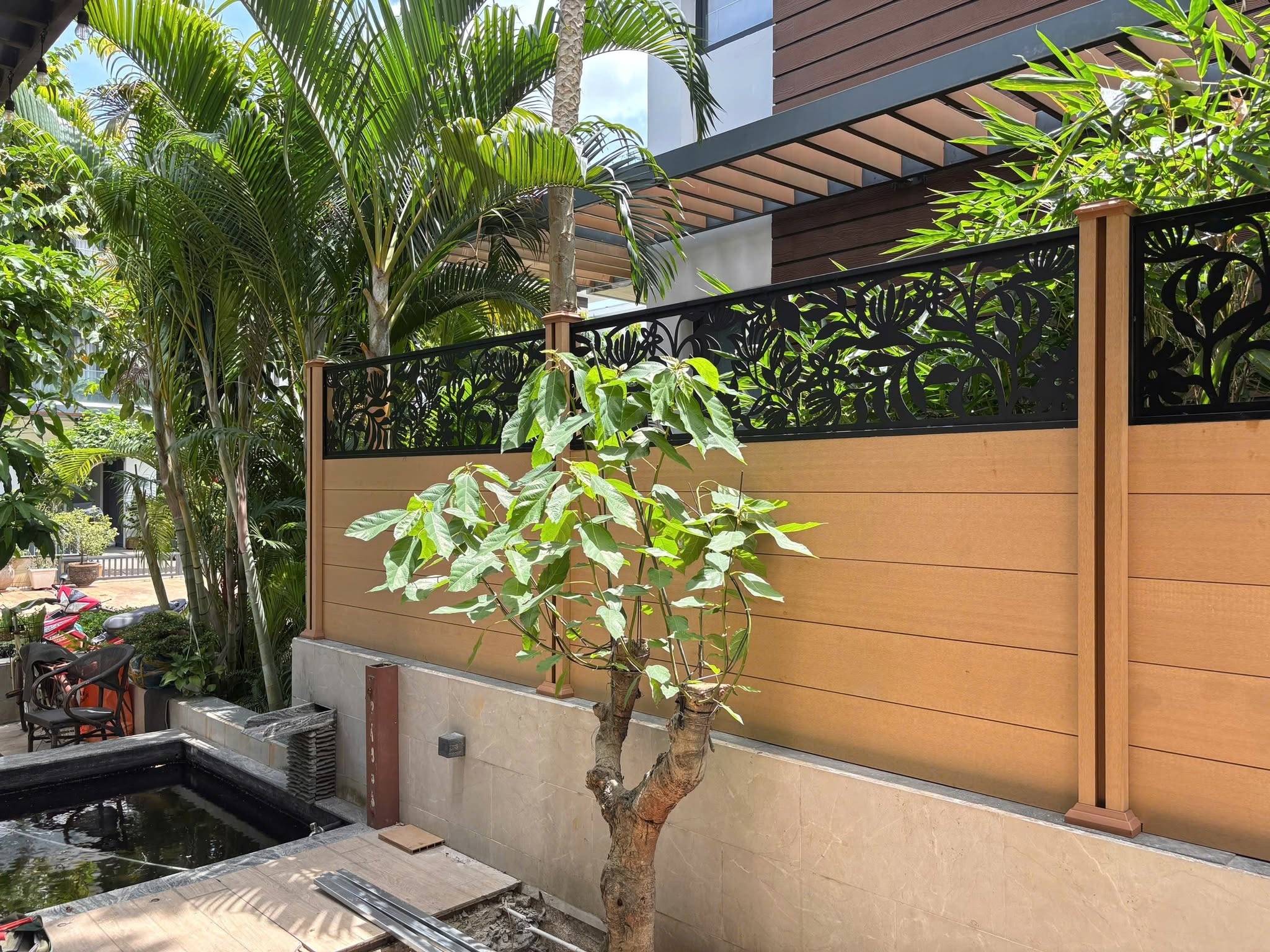 Hàng rào gỗ nhựa cho sân vườn biệt thự