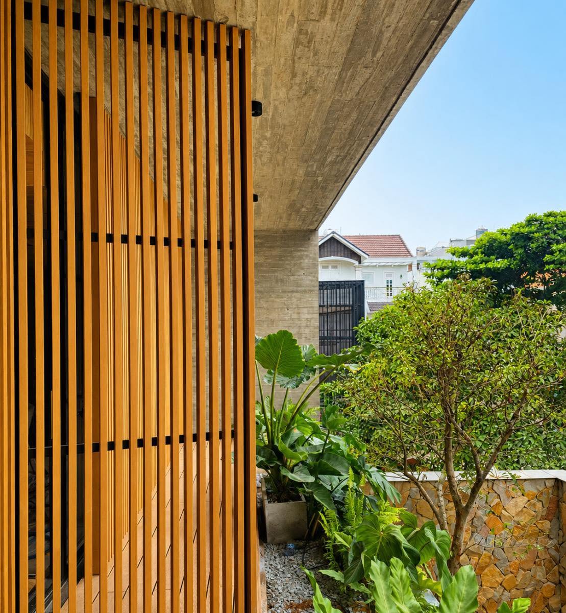 Hệ lam nhựa giả gỗ trang trí