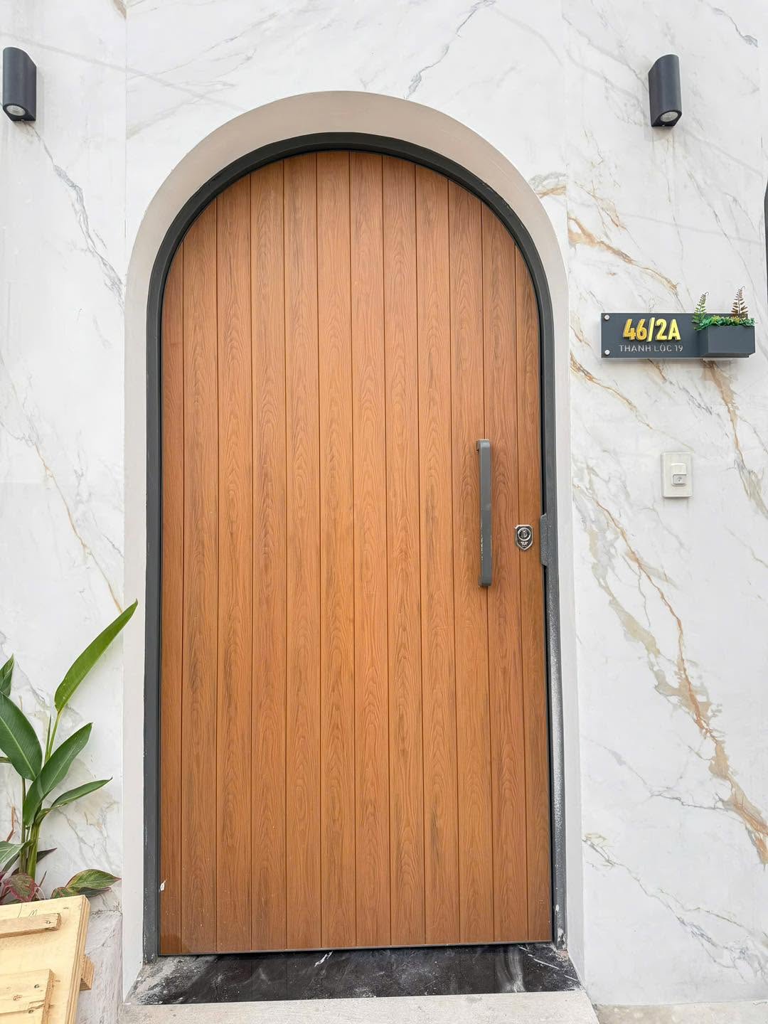Mẫu cổng gỗ nhựa ngoài trời