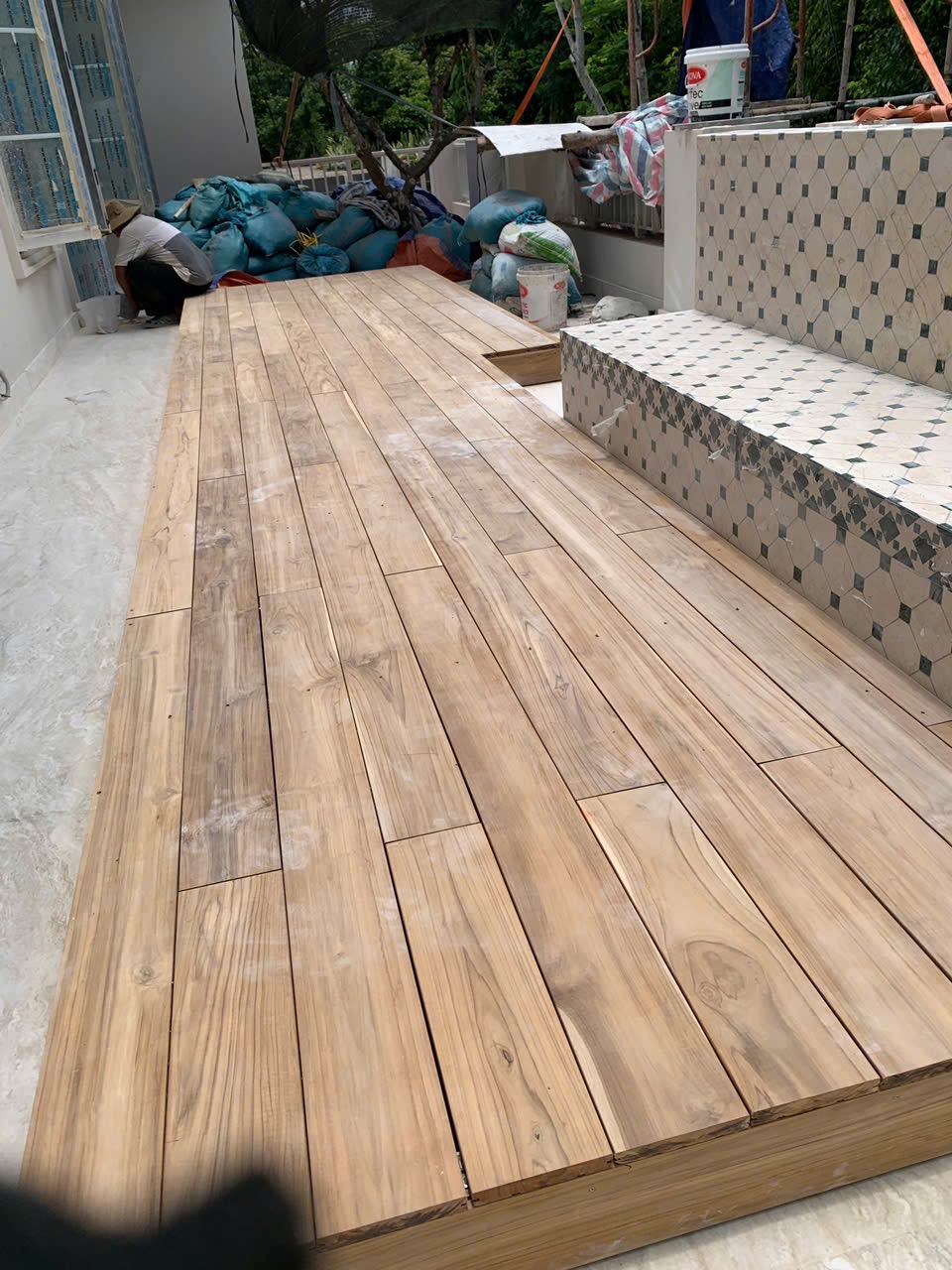 Thi công sàn gỗ Teak ngoài trời tại villa Thảo Điền