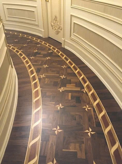 Hành lang parquet tối với viền inlay và hoa thị