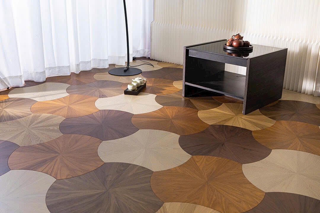 Sàn parquet hoa văn hữu cơ đa màu trong không gian nội thất