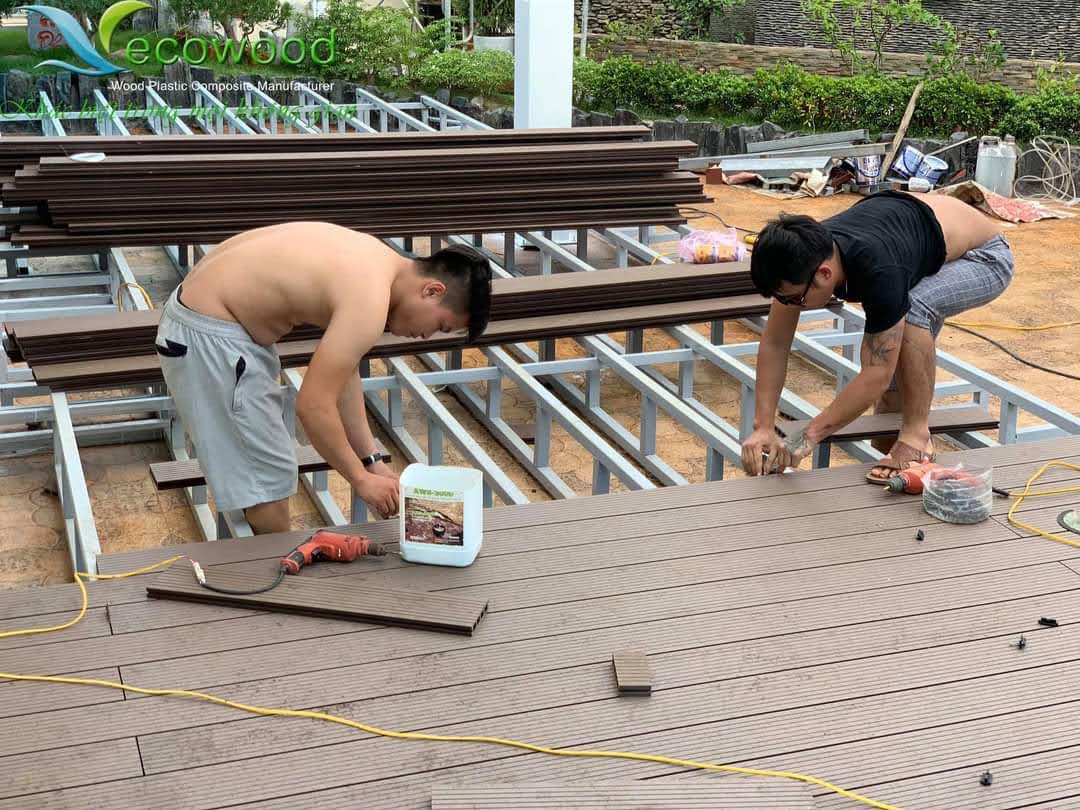 Khung trên nền cứng cần được cân chỉnh theo cao độ và hướng nước