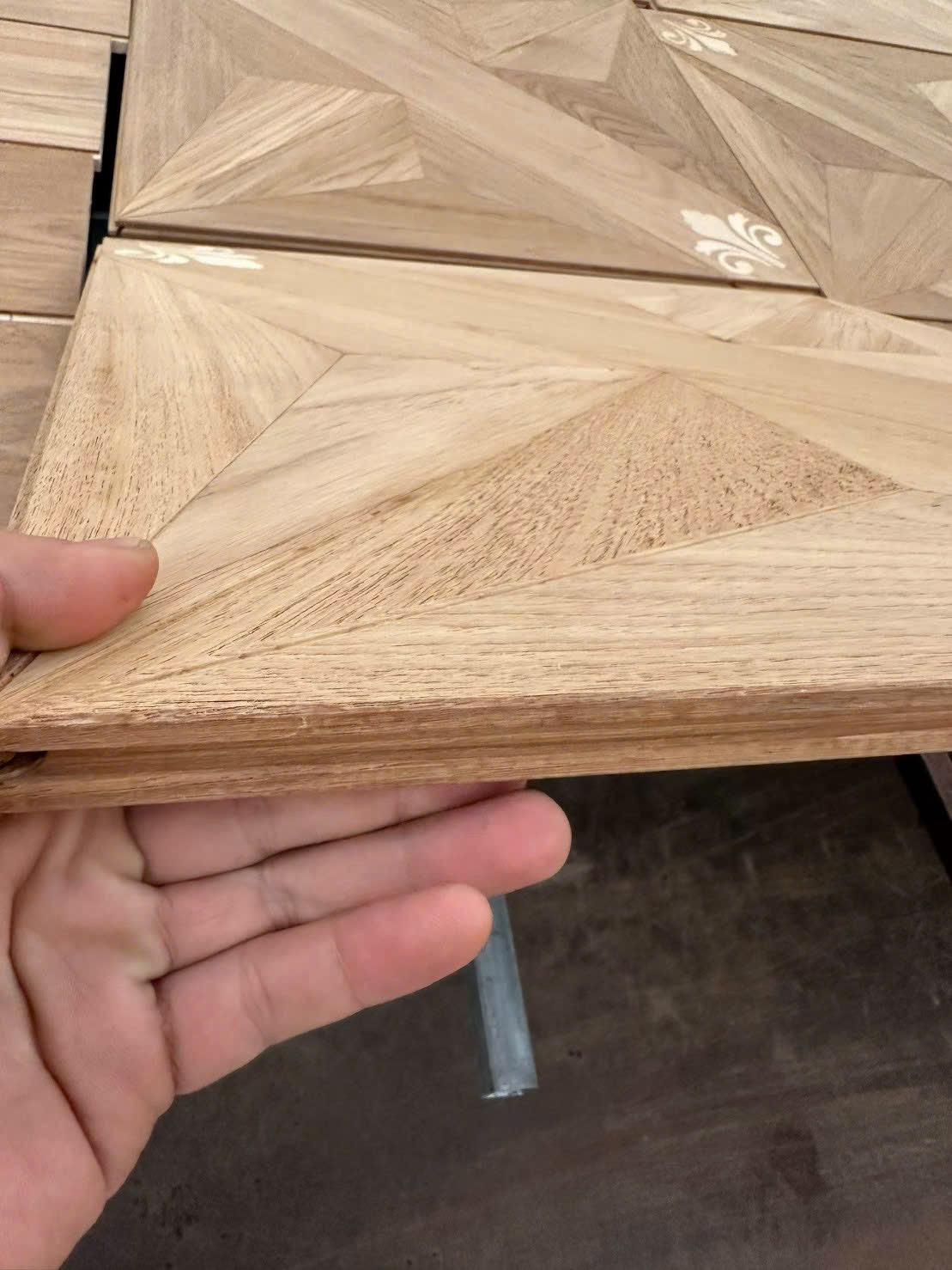 Cận cảnh module parquet veneer sáng và cạnh tấm