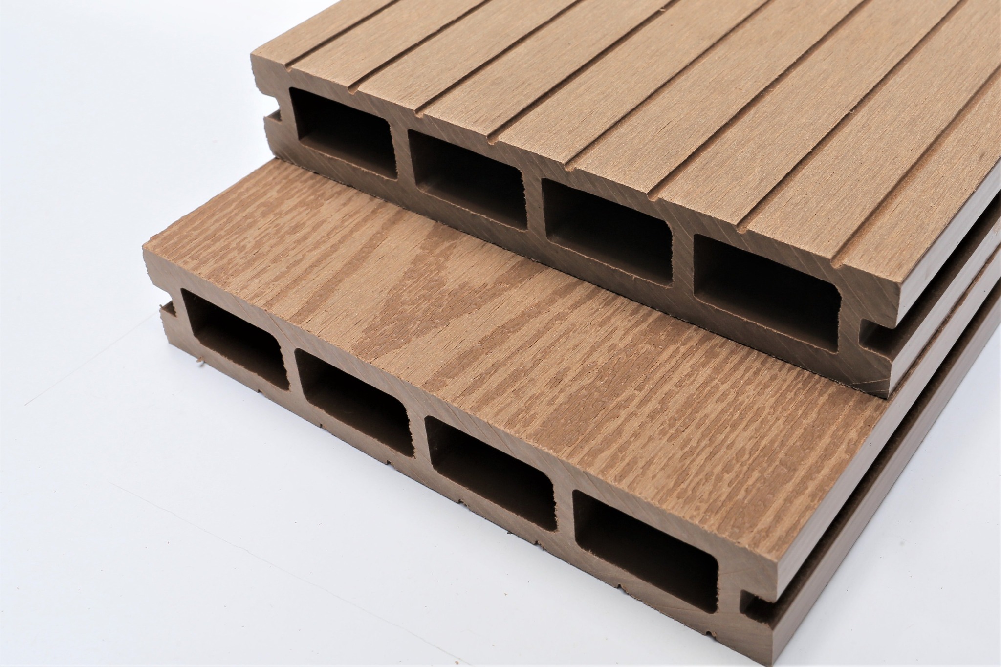 Thanh WPC mẫu để đối chiếu quy cách trước khi bóc vật tư