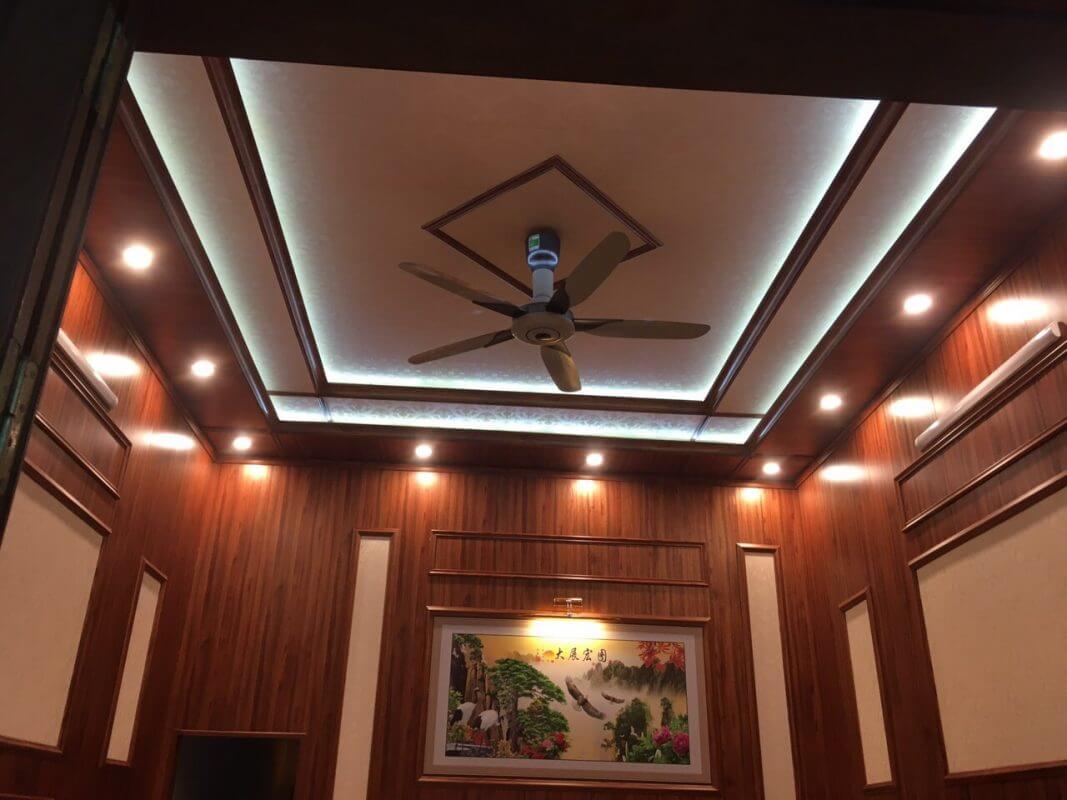 Bố cục trần giả gỗ kết hợp ánh sáng trong nhà cấp 4