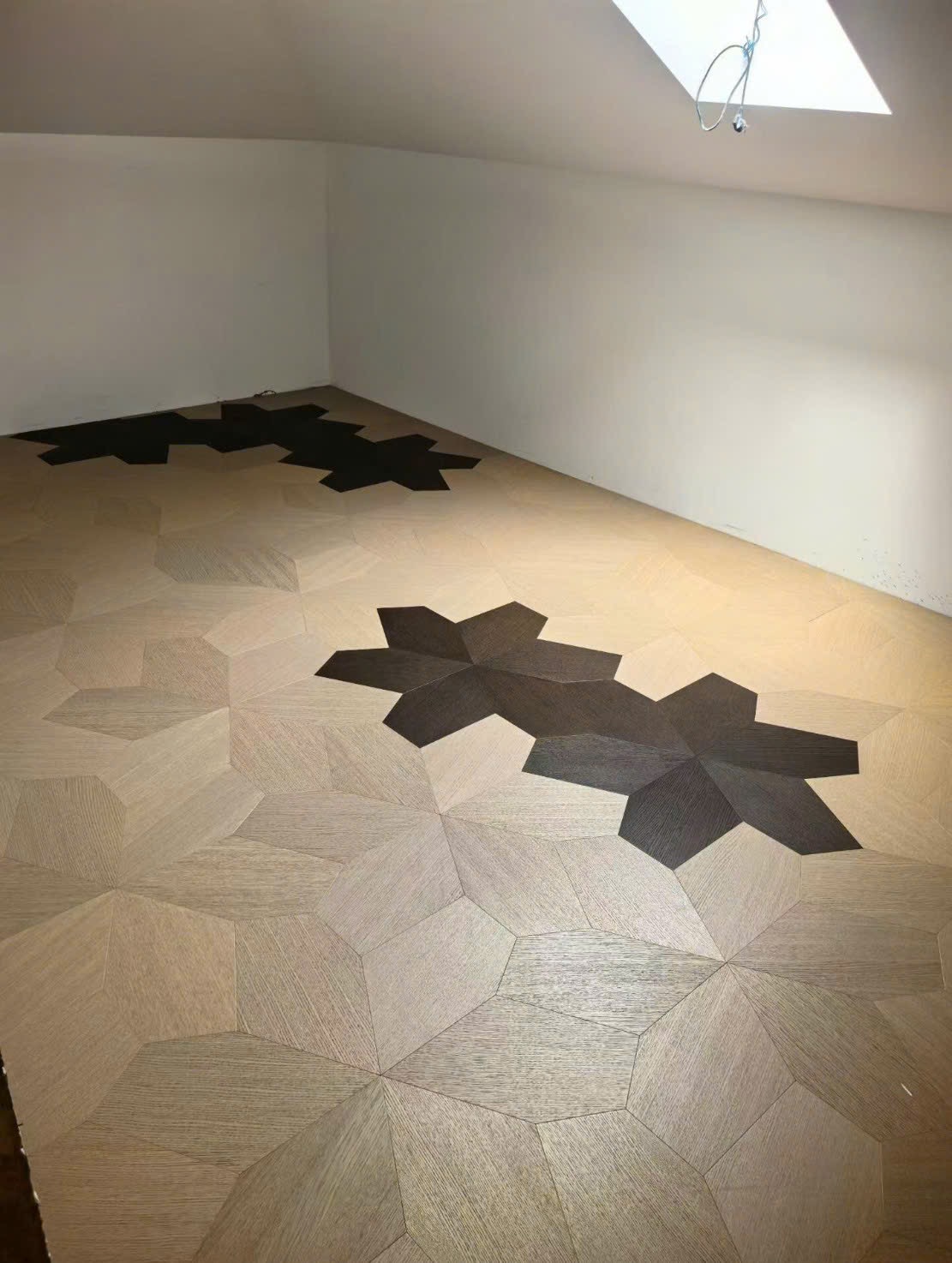 Mặt sàn geometric tông sáng trong khu trưng bày