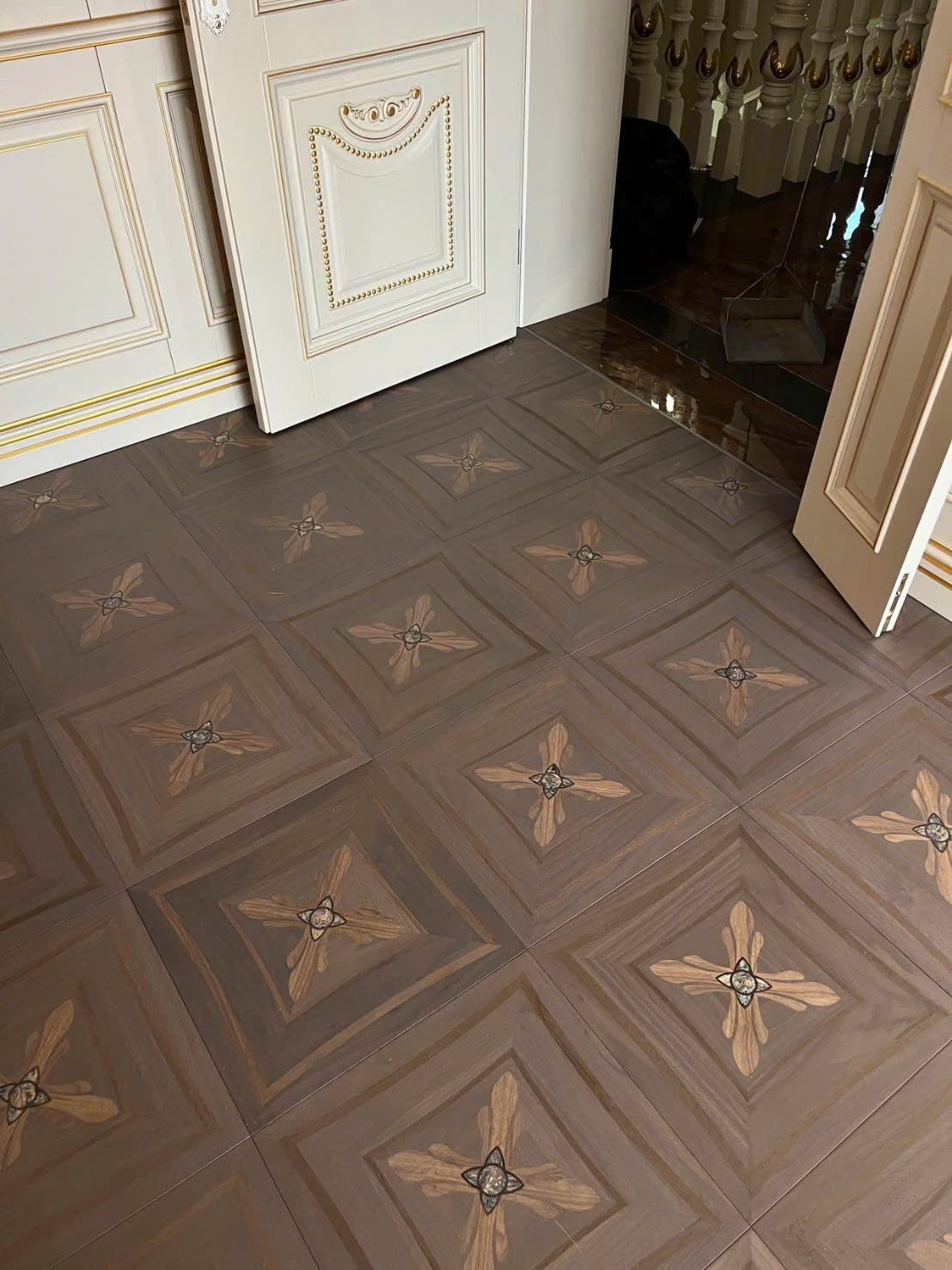 Sàn parquet module vuông nâu tối trong nội thất