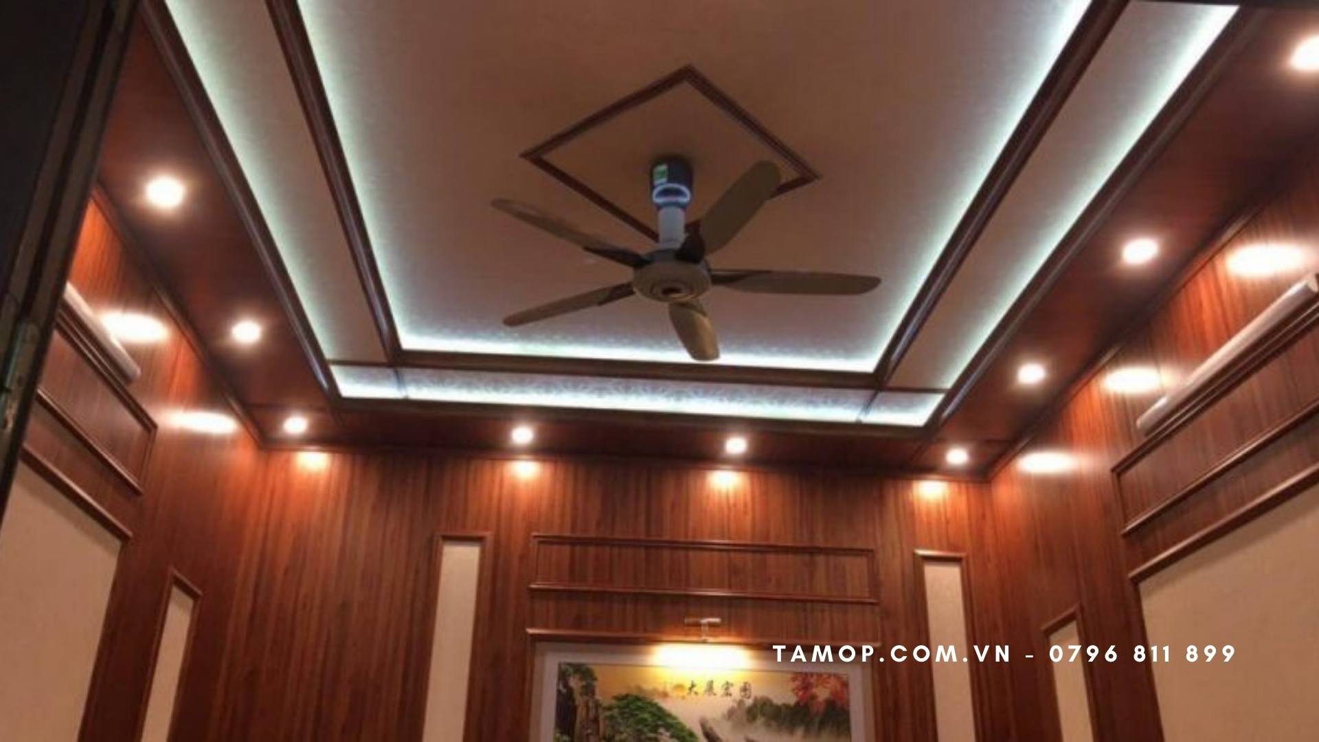 Trần vân gỗ có quạt và đèn hắt trong nhà ở