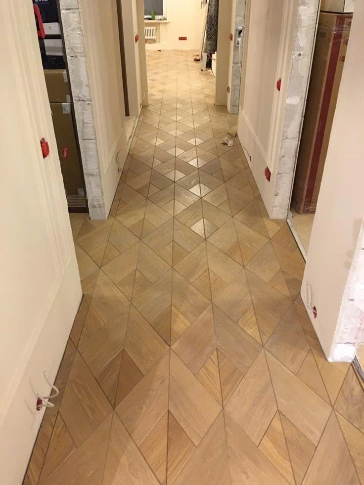 Hành lang dùng sàn geometric ô vuông sáng
