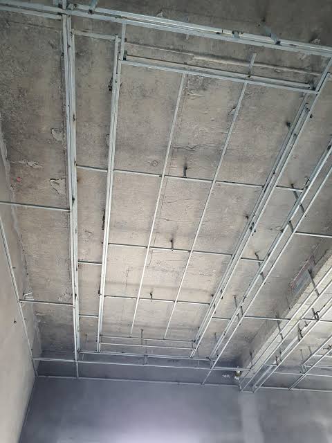 Khung xương trần trước khi lắp tấm hoàn thiện