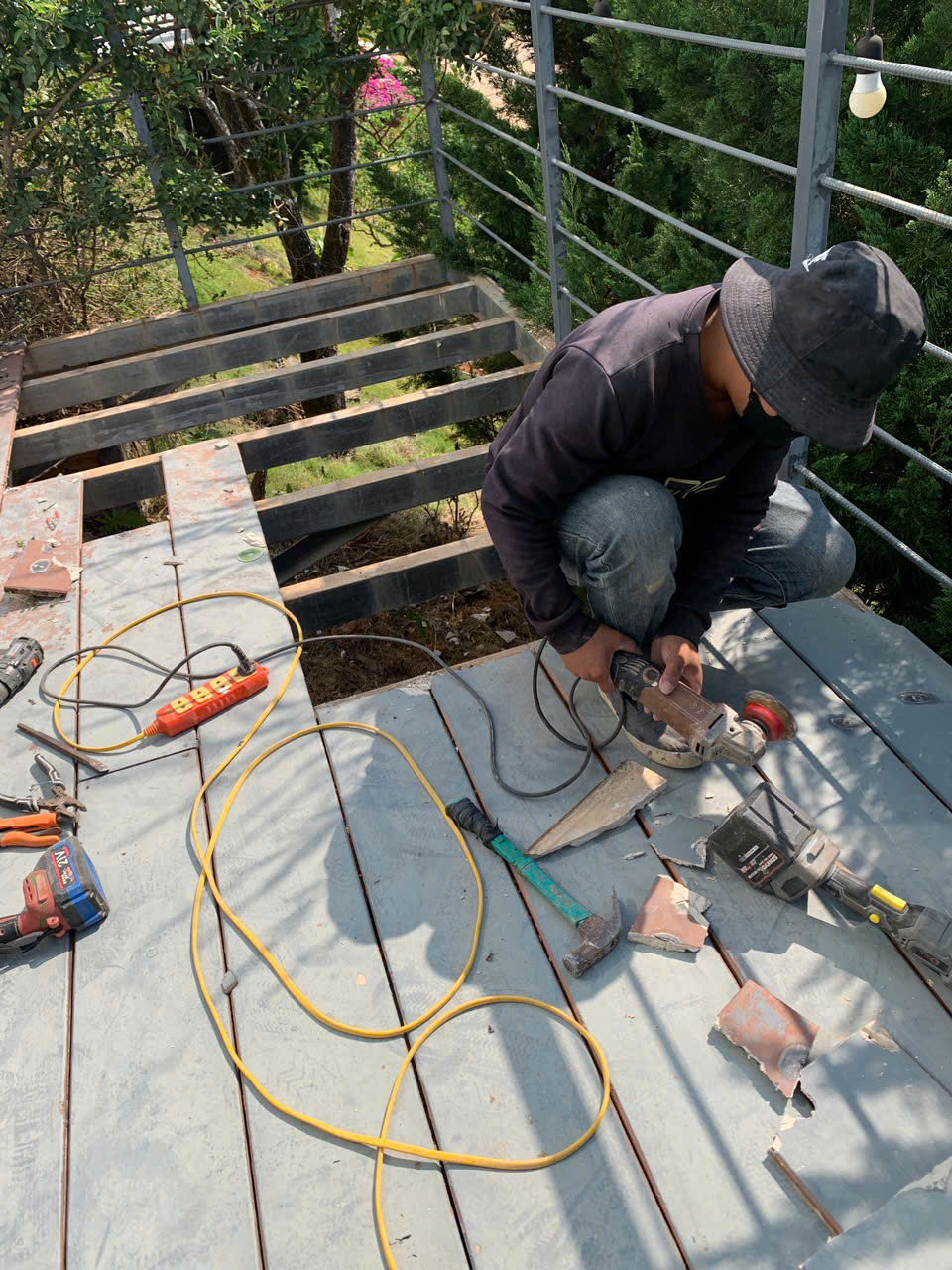 Hoàn thiện sàn ngoài trời cần giữ đường thoát nước và cao độ an toàn tại cửa