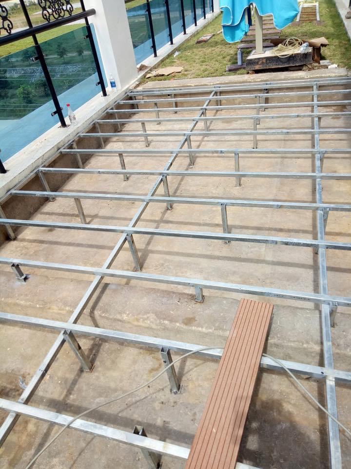 Mép sàn và điểm giao cửa cần được chốt trước khi lắp